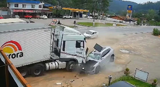 Carro bateu em caminhão