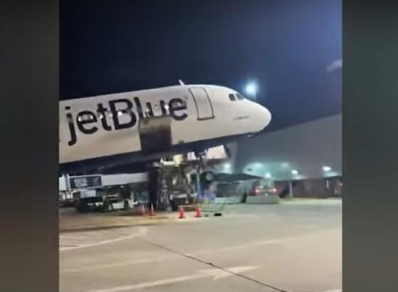 Avião empina em aeroporto