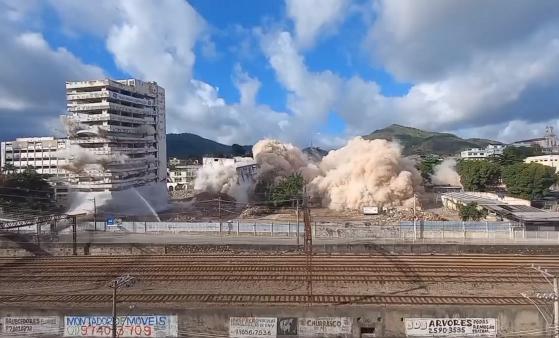 Prédio antigo é implodido no RJ