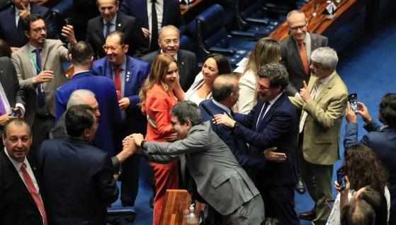 senadores comemorando reforma tributária