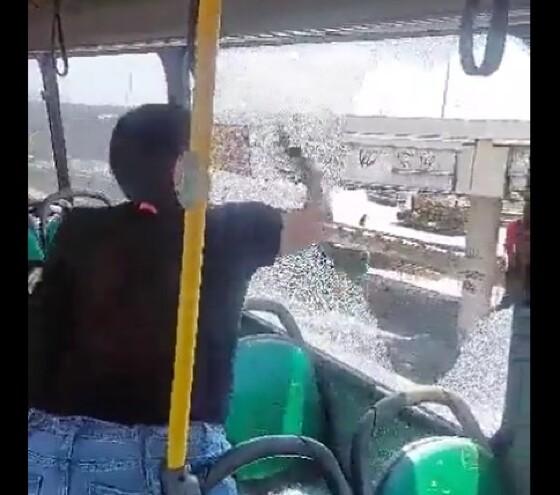 Mulher quebra janela de ônibus