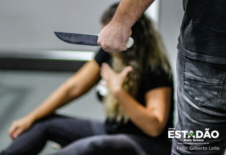 Mulher termina relacionamento ao descobrir que homem é faccionado e é esfaqueada