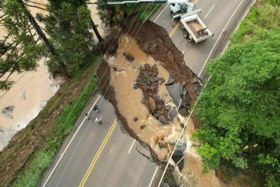 Cratera abre rodovia em SC