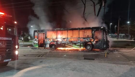 Ônibus queimado após rebaixamento do Santos 