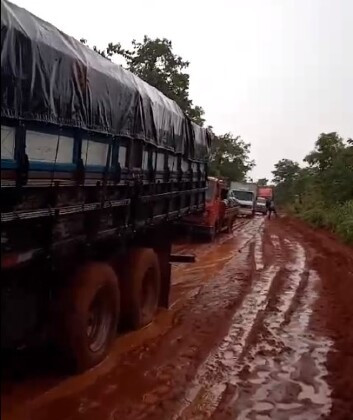 Atoleiro em estrada alternativa