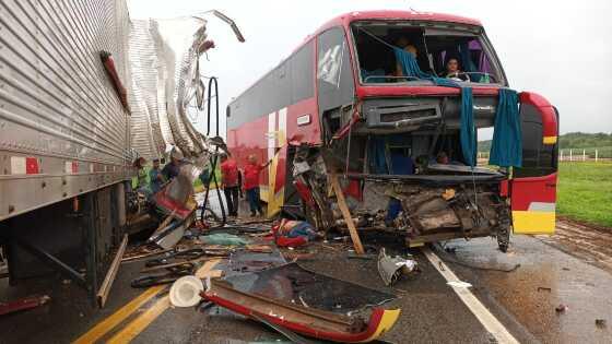 ACIDENTE ENTRE ÔNIBUS E CARRETA 21122023