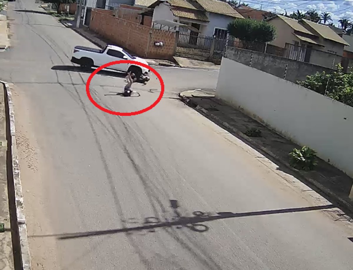 Carro atropela casal em Biz e adolescente cai com o pescoço torto na pista