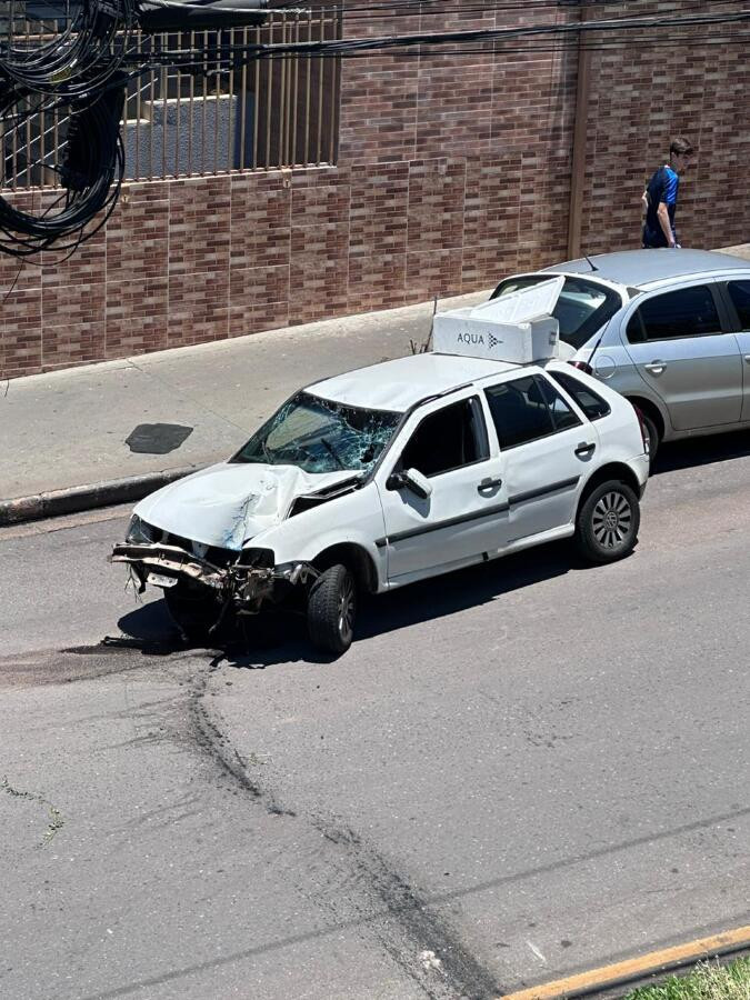 Vídeos: Motorista de carro que bateu em muro de proteção morre em hospital