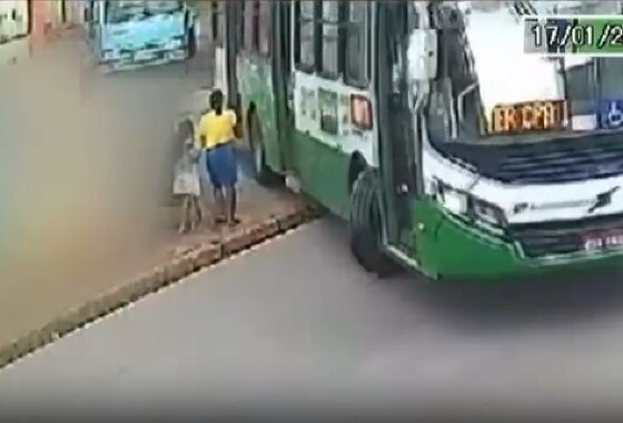 Ônibus quase atropela pedestres 