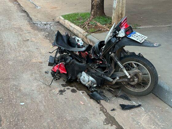 Com o impacto, moto ficou completamente destruída