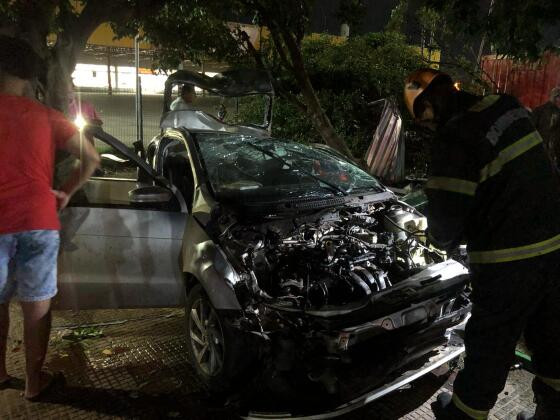 Carro ficou completamente destruído no acidente