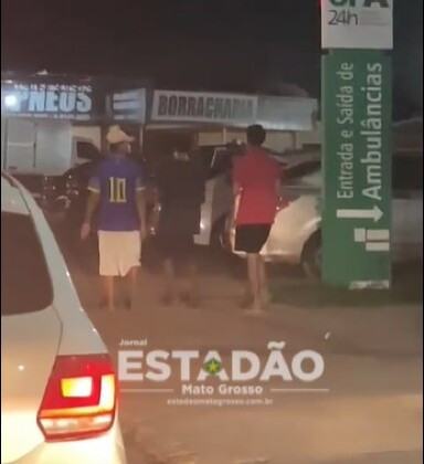 Trio dançando antes de serem presos