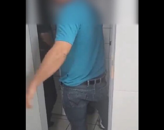 Bolsonarista em banheiro com colega 