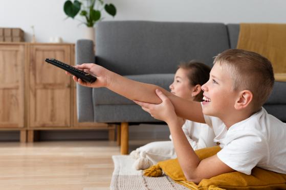 Auxílio na Educação: TV é instrumento importante para famílias de menor renda