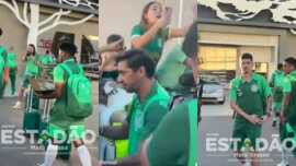 Jogadores do Palmeiras chegam a Cuiabá e leva fãs à loucura 