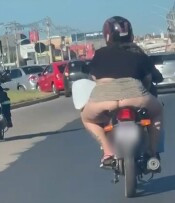 VÍDEO: Mulher anda de moto com minissaia e mostra demais em VG