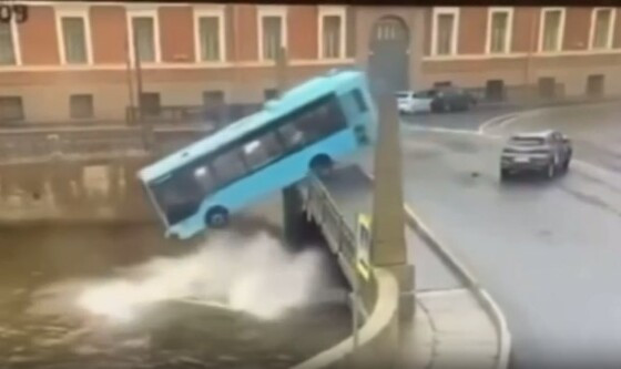 Ônibus cai em rio na Russia