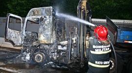 VÍDEO: Veículo que transportava gerador pega fogo em praça de pedágio