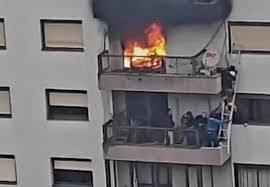 Vídeo: Criança fica presa em sacada e é resgata de apartamento em chamas