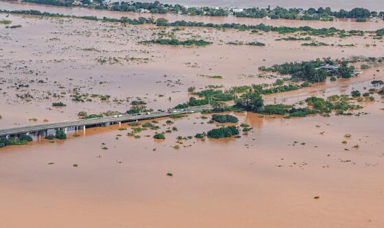 Sobrevoo das áreas afetadas pelas chuvas em Canoas Rio Grande do Sul enchente 