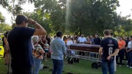 VÍDEOS: Amigos, alunos e familiares se despedem de professor assassinado por adolescentes