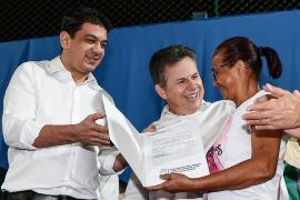 Governo entrega 500 escrituras de imóveis a moradores de Várzea Grande