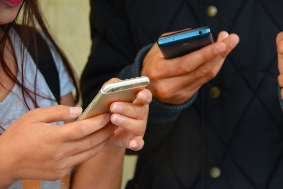 DUAS PESSOAS CELULARES