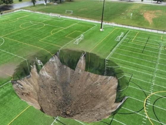 cratera gigante em campo de futebol