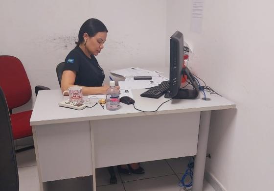 Médica Isabella Garcia em consulta virtual