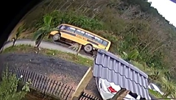 Ônibus escolar cai em rio