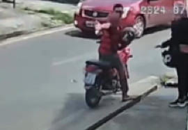 VÍDEO: Bandido pega moto após matar homem e jura à vítima que vai devolvê-la