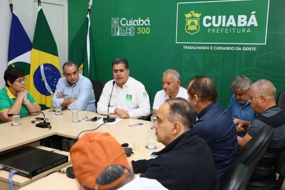Prefeito de Cuiabá anuncia ações emergenciais após incêndio consumir Shopping Popular