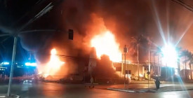 VÍDEO: Veja momento que estrutura do Shopping Popular desaba com o fogo