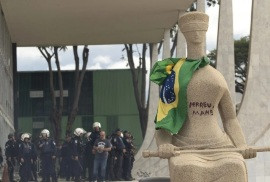 Moraes vota para condenar mulher que pichou 
