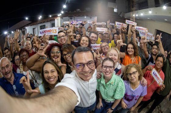 lúdio cabral com apoiadores campanhan na rua lúdio feliz