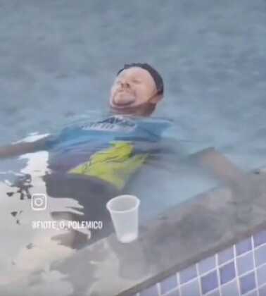 Homem nadando em fonte de VG