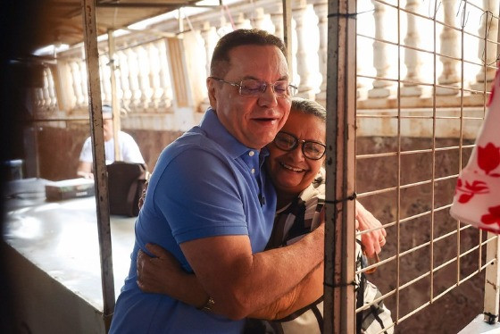 BOTELHO FAZENDO CAMPANHA BOTELHO FELIZ BOTELHO ABRAÇANDO BOTELHO CRIANÇA