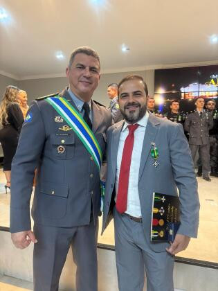 Na foto, Otoniel ao lado do então comandante-geral da PMMT, coronel Alexandre Mendes