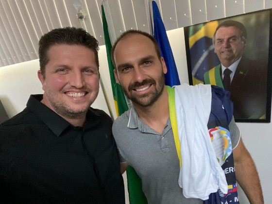 Rannali e Eduardo Bolsonaro 