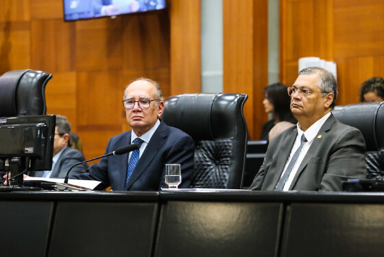 gilmar mendes e flávio dino na assembleia legislativa