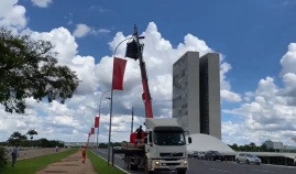 VÍDEO: Esplanada é decorada com bandeiras para visita de Xi Jinping 