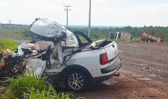 Colisão Saveiro e Caminhão 