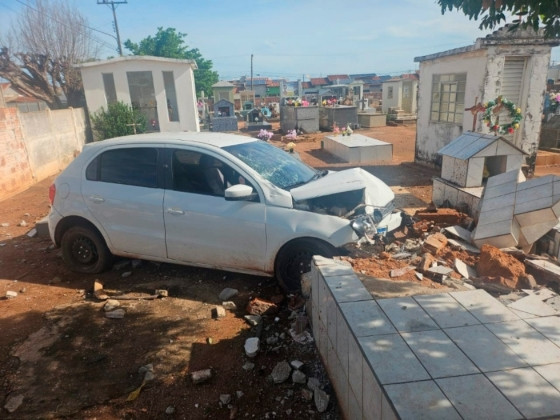 Carro invade cemitério em Mirassol D'oeste