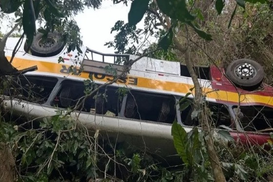 Ônibus capota em ribanceira na Serra da Barriga e deixa vítimas