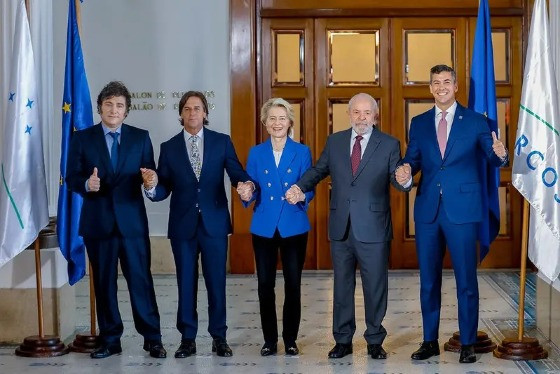 Javier Milei, Luis Lacalle Pou, Ursula von der Leyen, Luiz Inacio Lula da Silva e Santiago Pena durante cúpula do Mercosul, no qual o acordo com a União Europeia foi fechado.