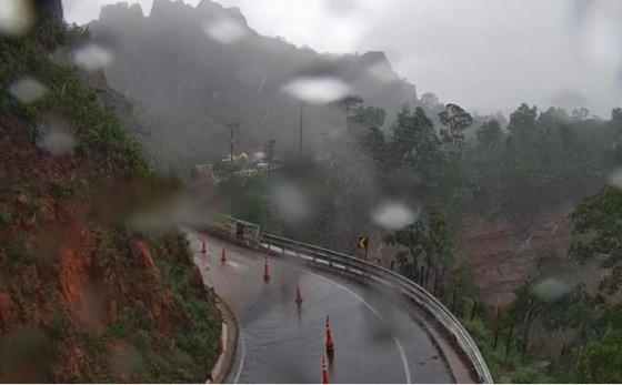 Portão inferno chuva 