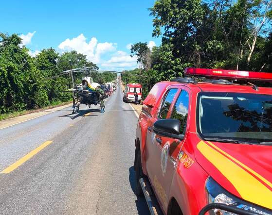 Bombeiros resgatam vítima de capotamento na BR-070