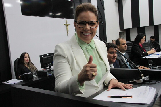 paula calil fazendo joinha