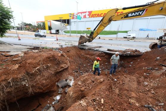 Obras em cratera na Miguel Sutil