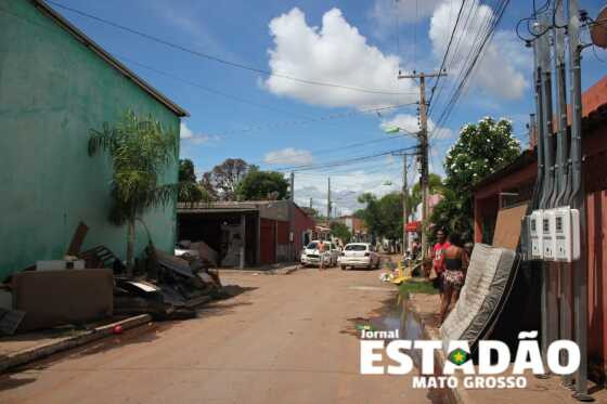 Bairro São Mateus após córrego transbordar